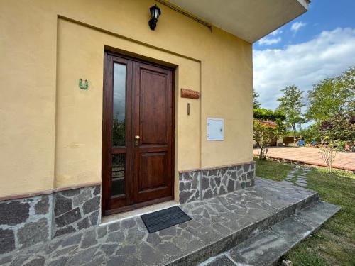 une porte en bois sur le côté d'une maison dans l'établissement Appartamento Bellavista, à Saline