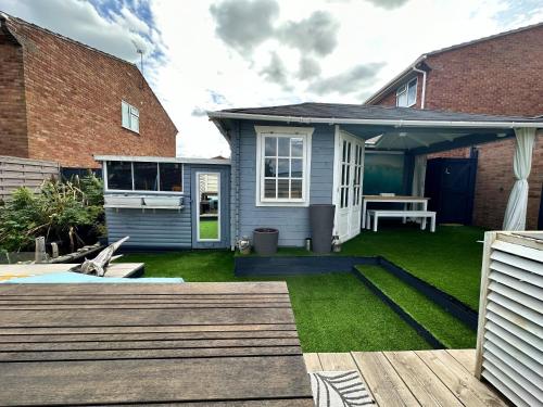 Zahrada ubytování Fantastic 2-Bed House with Parking - Hosted by Hutch Lifestyle