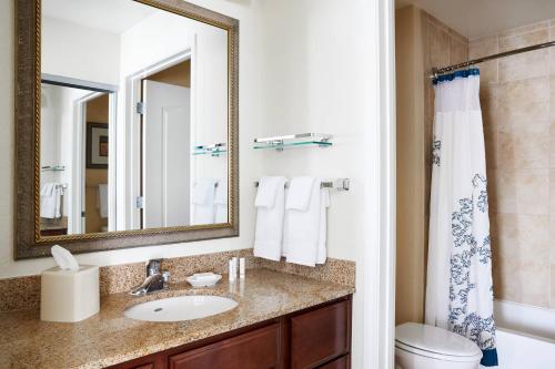 ein Badezimmer mit einem Waschbecken, einem Spiegel und einem WC in der Unterkunft Residence Inn by Marriott Killeen in Killeen