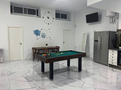 Habitación con mesa de billar y reloj en la pared en Alojamiento con habitaciones dobles y baño privado, en Valencia