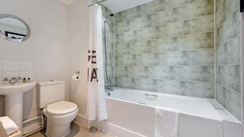 La salle de bains est pourvue d'une baignoire, de toilettes et d'un lavabo. dans l'établissement Host & Stay - Knowledge Quarter Apartment, à Liverpool