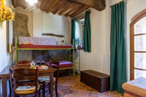 Habitación con mesa y litera en Il Cortile, en Civitella Marittima