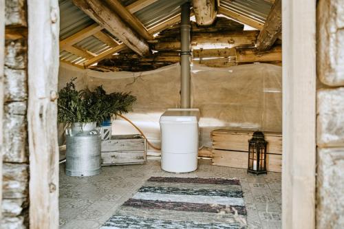 an outdoor room with a water heater and a floor at Arctic Dome Namdalen in Hoylandet