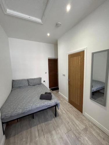 Een bed of bedden in een kamer bij Studio Apartment Great Location