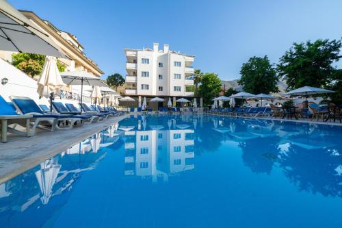 בריכת השחייה שנמצאת ב-Private Hotel או באזור