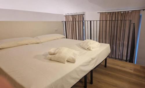 - un lit avec 2 serviettes assises au-dessus dans l'établissement DÔME SANPIO V - Torino, à Turin