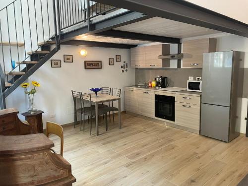 - une cuisine avec une table et un réfrigérateur dans la chambre dans l'établissement DÔME SANPIO V - Torino, à Turin