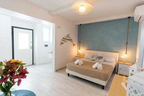 a bedroom with a bed and a blue wall at I Catui dei Marinai in Diamante