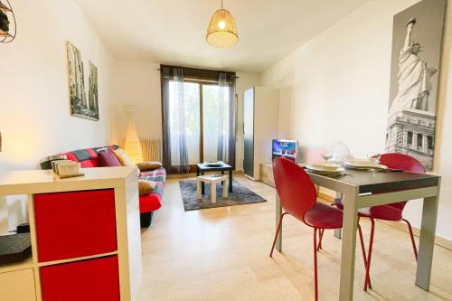 ein Wohnzimmer mit einem Tisch und roten Stühlen in der Unterkunft The Grenoble Break #FQ in Grenoble