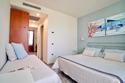 um quarto com duas camas e um quadro na parede em ISA-Residence with swimming-pool at only 450 meters from the beach em Mazzanta