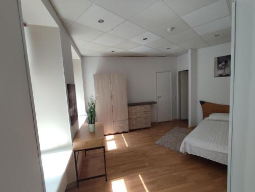1 dormitorio con 1 cama y escritorio en una habitación en Raekoja Boutique Residence, en Tallin