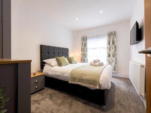 sypialnia z dużym łóżkiem i oknem w obiekcie Pass the Keys Modern Apartment with Terrace w mieście Telford