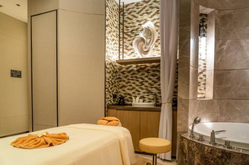 西安的住宿－西安海荣JW万豪酒店，一间带床、浴缸和水槽的浴室