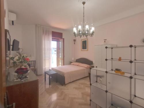 een slaapkamer met een bed en een kroonluchter bij DiVenere Carbonara - Locazione Turistica in Bari