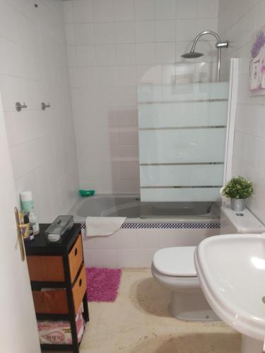 ein Badezimmer mit einem WC, einem Waschbecken und einer Badewanne in der Unterkunft PISO 2 HABITACIONES SEVILLA CENTRO WIFI in Sevilla