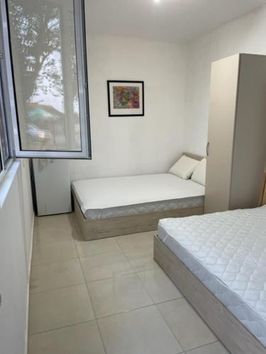 Dieses weiße Zimmer verfügt über 2 Betten und ein Fenster. in der Unterkunft Sun Houses Novo Oriahovo 