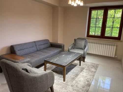 ein Wohnzimmer mit einem Sofa und 2 Stühlen in der Unterkunft Apartment VR home terrazza in Zaghkadsor