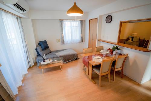 ein Wohnzimmer mit einem Tisch und einem Esszimmer in der Unterkunft 桜の川7 Asakusa 901 Kuramae train 3mins Free WiFi Eight people quiet,cook,perfect facilities in Tokio