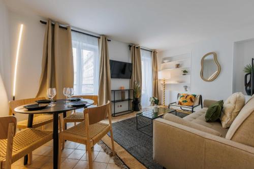 uma sala de estar com um sofá e uma mesa em Amazing and cosy apartment rue des Petites Ecuries 4P1BR em Paris
