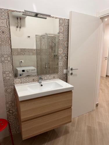 bagno con lavandino e specchio di Casa AnnaBella a Trapani