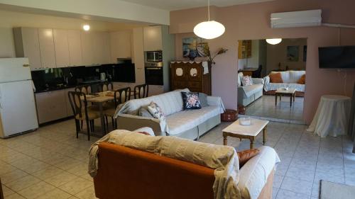 un soggiorno con due divani e una cucina di Romanos Patras studio a Patra