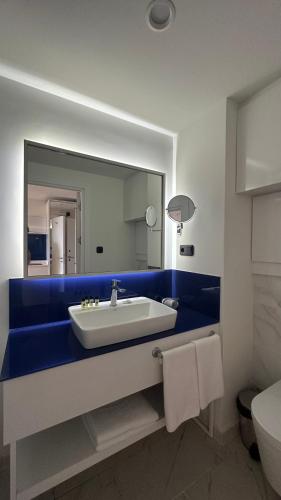 y baño con lavabo y espejo. en Seaview 2 room Apartment, en Batumi
