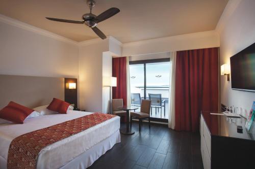 una camera con letto e balcone di Hotel Riu Monica - Adults Only a Nerja