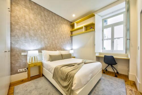 um quarto com uma cama grande e uma janela em Avenue Garden em Coimbra
