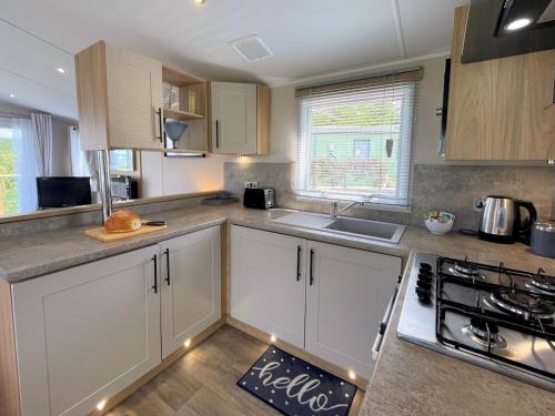 Una cocina o cocineta en Pass the Keys Gorgeous Kippford Home With Outstanding Views