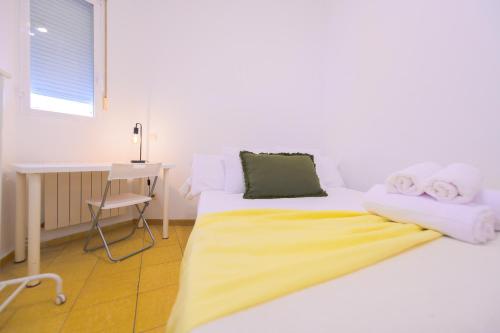 a white bedroom with a bed and a desk at For You Rentals Encantadora vivienda de 3 habitaciones en Madrid AME49 in Madrid