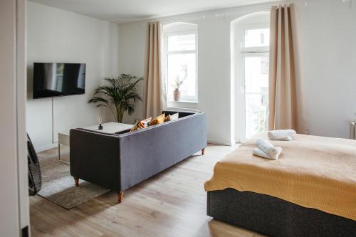 um quarto com uma cama grande e uma banheira grande em Magdeburg Wohnkomfort - Vollausgestattet - Streaming - Familie & Business em Magdeburg