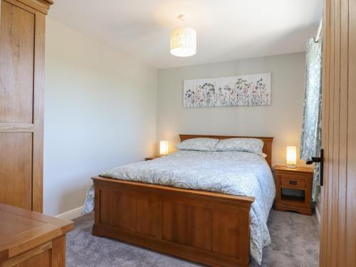 - une chambre avec un lit et 2 tables de chevet dans l'établissement Pippin Cottage, à Clacton-on-Sea