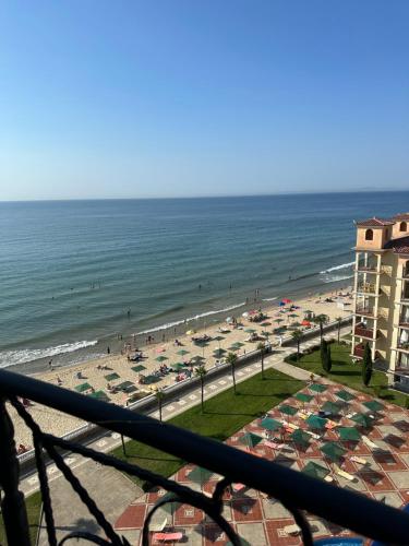 uma vista para uma praia com guarda-sóis e para o oceano em Andalusia 2 Apartments em Elenite