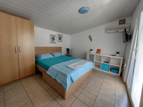 1 dormitorio con 1 cama grande en una habitación en Apartment Delphin, en Vir