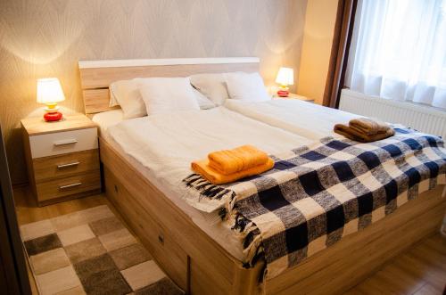 een slaapkamer met een bed met twee handdoeken erop bij Bodó apartman 2 in Hévíz