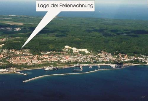eine Luftansicht auf einen See und eine Stadt in der Unterkunft Ferienhaus Wagner in Sassnitz