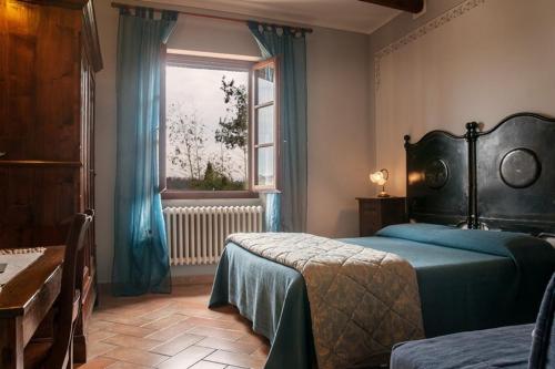 1 dormitorio con 2 camas y ventana en Agriturismo Locanda Pantanello en Pitigliano