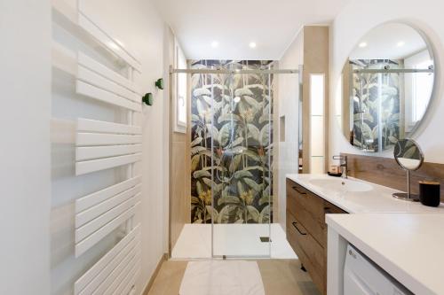 une salle de bain avec douche et lavabo dans l'établissement Wam YourHostHelper, à Cannes