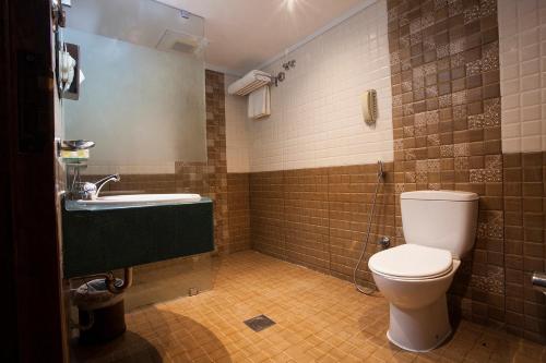 HAFFA HOUSE HOTEL في مسقط: حمام مع مرحاض ومغسلة