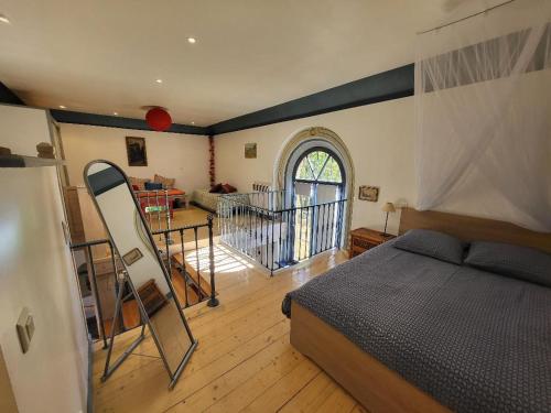 - une chambre avec un lit et une chambre avec une table dans l'établissement Atypique Chapelle aménagée, à Albigny-sur-Saone