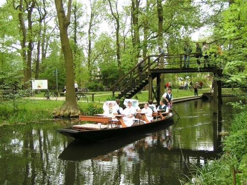 un grupo de personas en un barco en un río en Spreewaldpension Beesk, en Raddusch