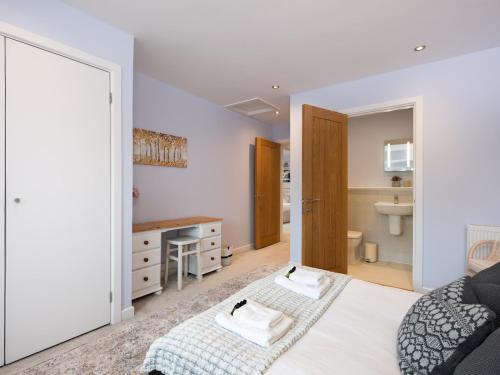 a bedroom with a bed and a desk in a room at Pass the Keys Central Marlow townhouse with private parking in Marlow