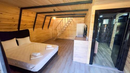 a small room with a bed in a wooden house at Araz Wooden Concept in Kumluca