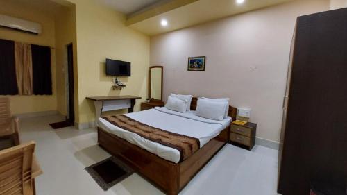 Rúm í herbergi á Goroomgo Silicon Residency Puri Near Sea Beach - Parking & Lift Facilities - Best Hotel in Puri