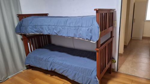 フニンにあるCasa Quinta Barrio Realの二段ベッド(上段に青いシーツ付)