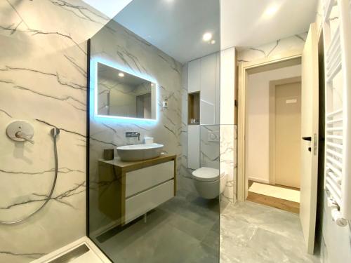 uma casa de banho com um lavatório e um WC em Citylux Grand Apartment em Zagreb