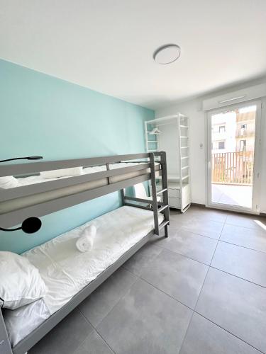 une chambre avec deux lits superposés dans une pièce dans l'établissement Stunning waterfront apartment, à Marseillan