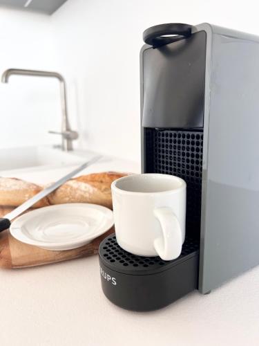 - une cafetière avec une tasse dans l'établissement Stunning waterfront apartment, à Marseillan