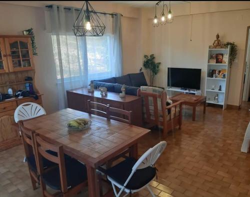 een woonkamer met een tafel en stoelen bij Sol D'Alvor in Alvor