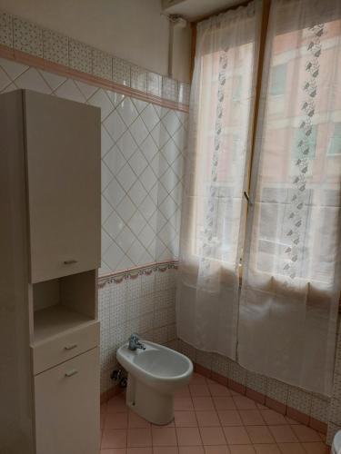 a bathroom with a toilet and a sink at Casa delle fiabe in Sestri Levante